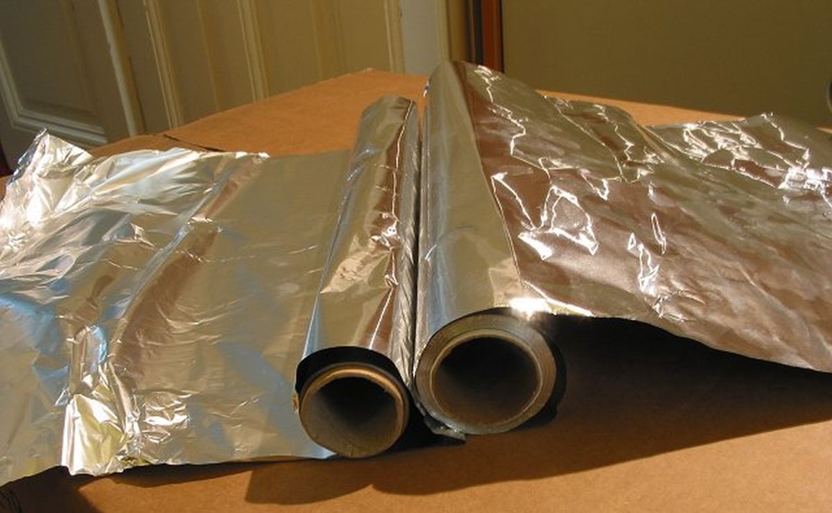 Voici quelques astuces surprenantes de nettoyage et d'économie faites maison en utilisant uniquement du papier d'aluminium. 