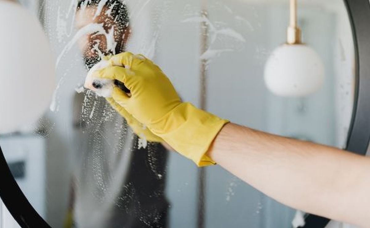 Découvrez la meilleure astuce maison pour nettoyer en profondeur les miroirs sales en seulement 3 minutes. 